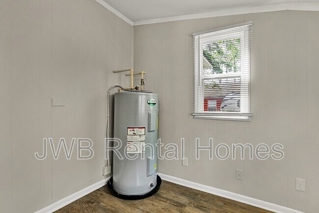 Building Photo - 8944 Jackson Ave