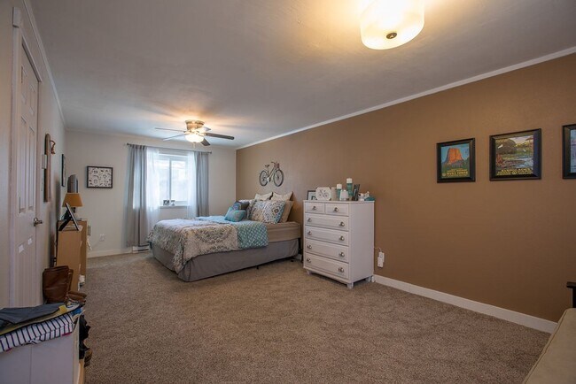 Building Photo - Charming 3-Bedroom Home on a Spacious Corn...