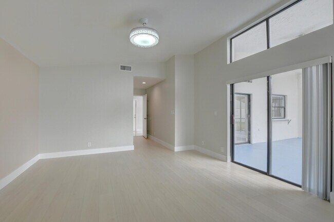 Building Photo - 20995 Country Creek Dr