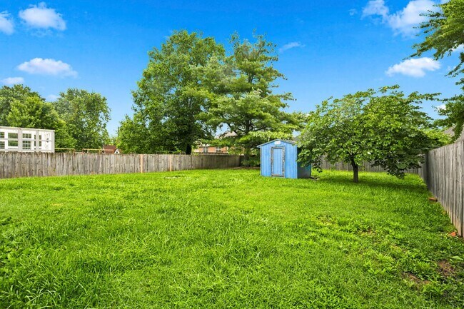 Building Photo - 511 E Dyann Dr