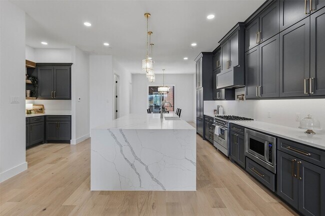 Building Photo - 408 Vista Buena Trl