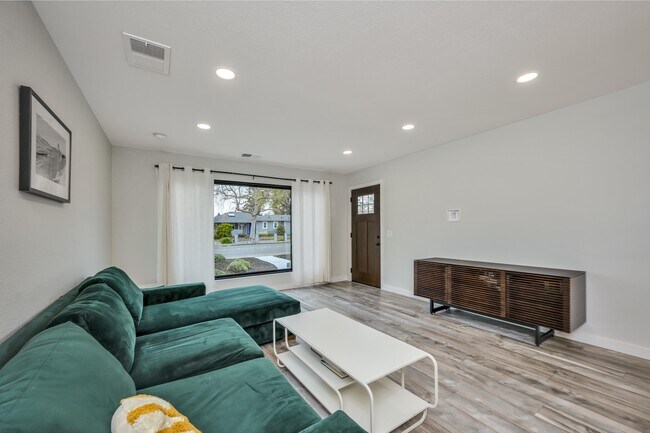 Building Photo - 3236 Sonoma Ave