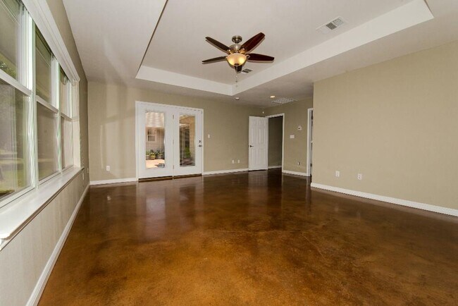 Building Photo - 5640 Oak Blvd