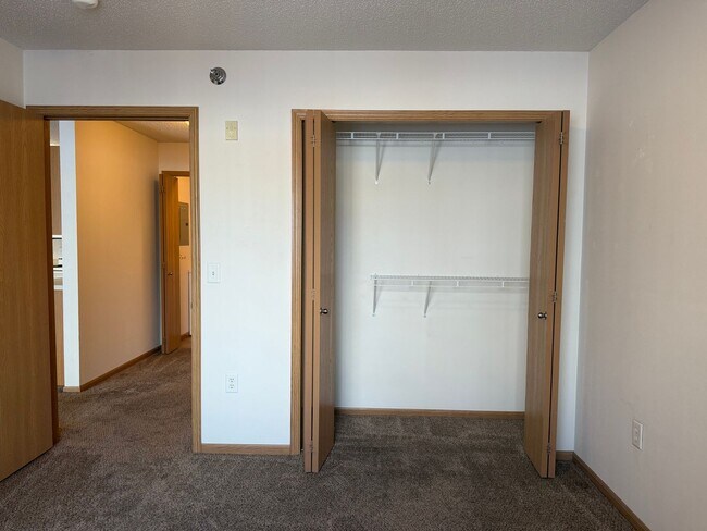 Building Photo - 2 bed 2 bath 1st Floor South Fargo