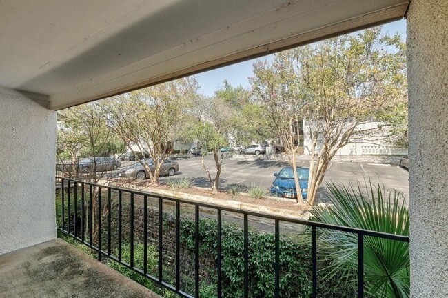 Building Photo - 6910 Hart Ln