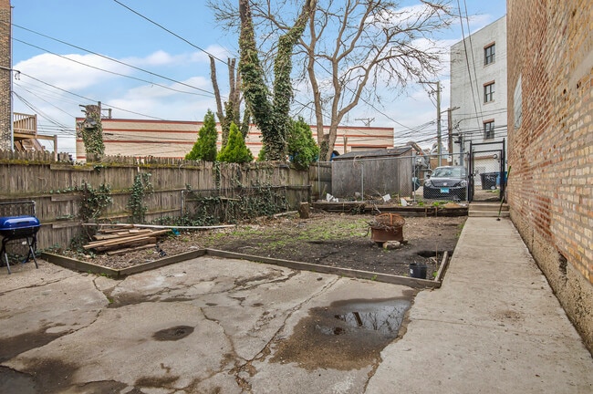 Building Photo - 1472 W Webster Ave