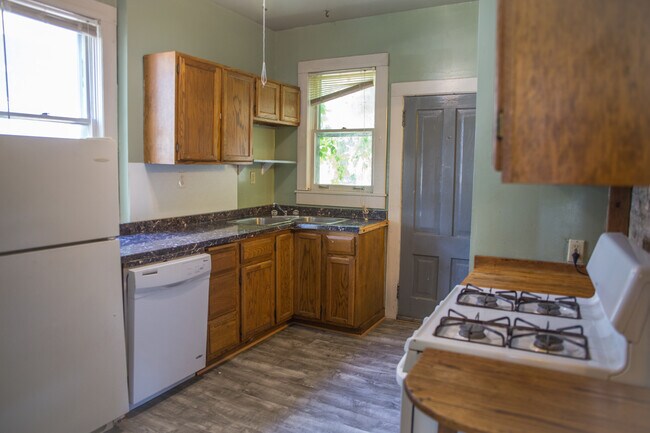 Building Photo - 2711 Delaware St SE