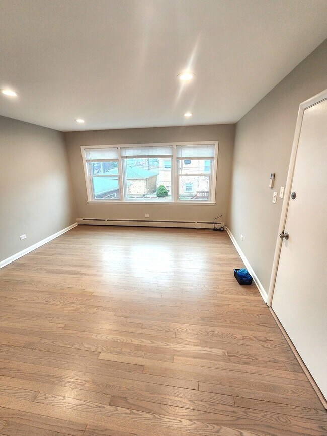 Building Photo - 5910 W Gunnison St