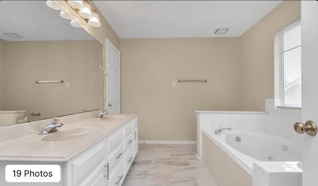 Building Photo - 1122 Augusta Dr