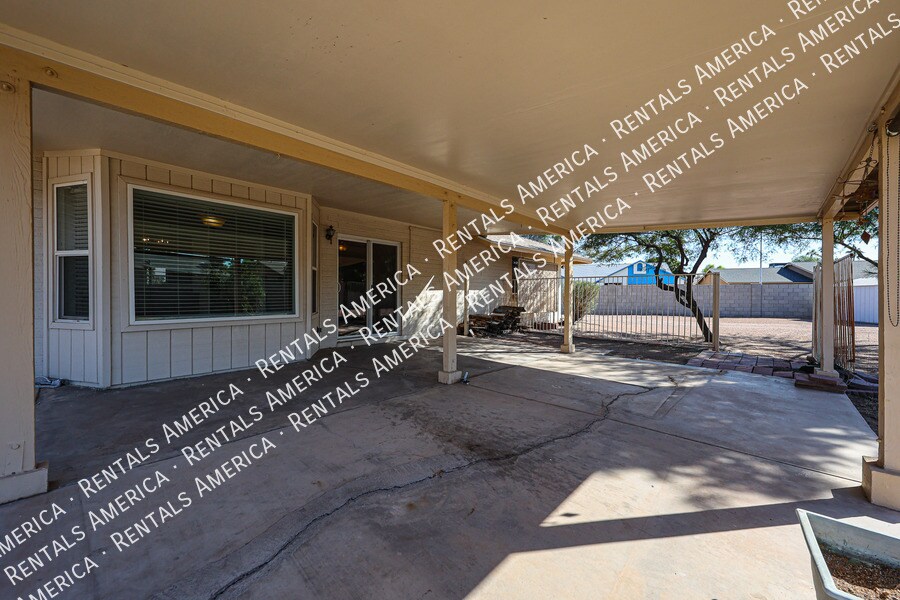 Building Photo - 710 W Alamo Dr