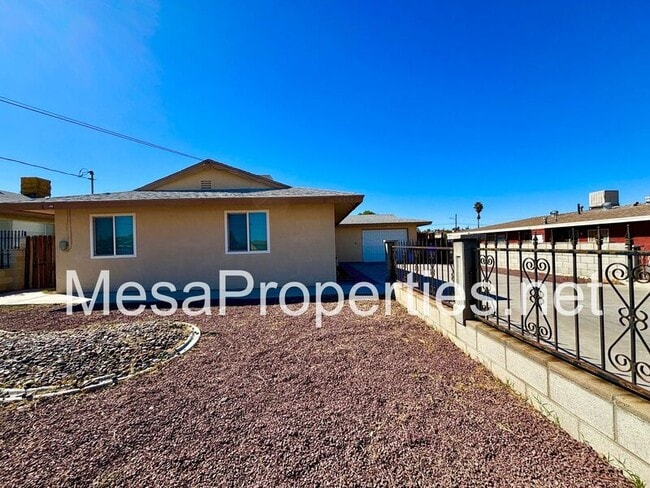 Building Photo - 1210 Oasis Dr