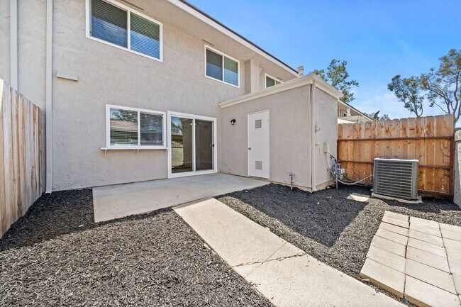 Building Photo - Large Modern Renovated 3 Bedroom 2.5 Bath ...