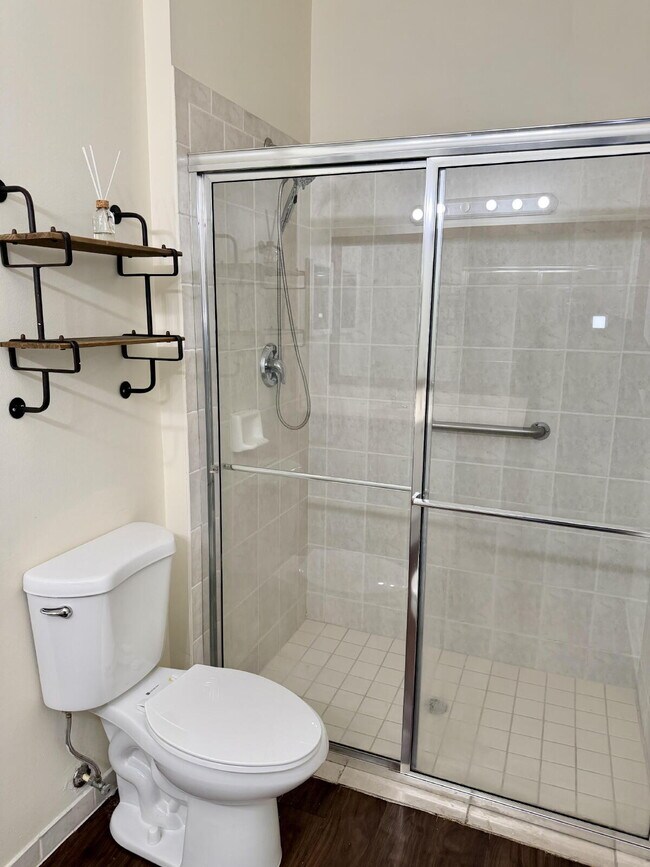 Building Photo - "Charming 3-Bed, 2-Bath Oasis in Wellington's Heart – 1060 Sqft of Comfort Awaits!"