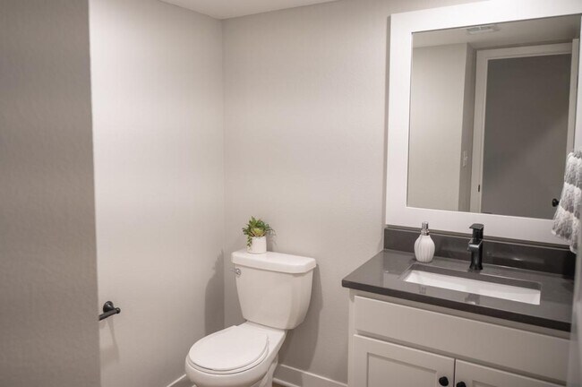 Building Photo - 4614 Forest Ave