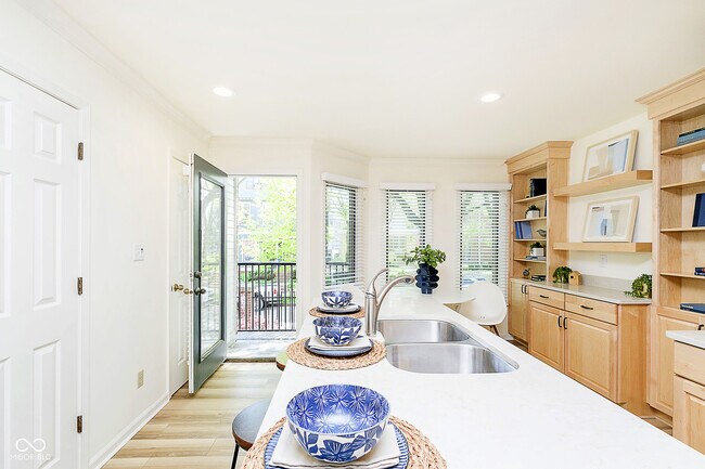 Building Photo - 592 E Vermont St