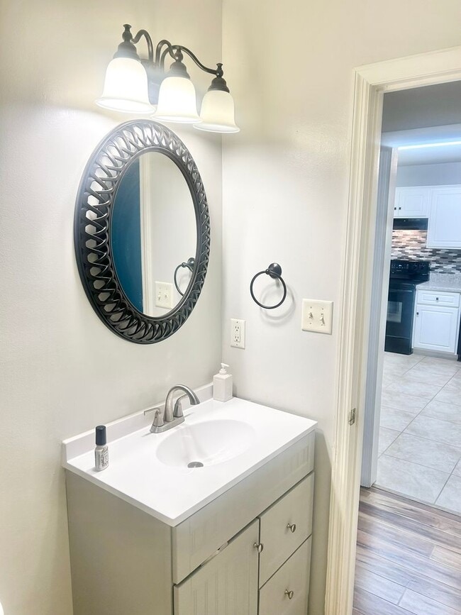 Building Photo - Charming 3BR Townhouse Near Shopping & Doctors Hospital