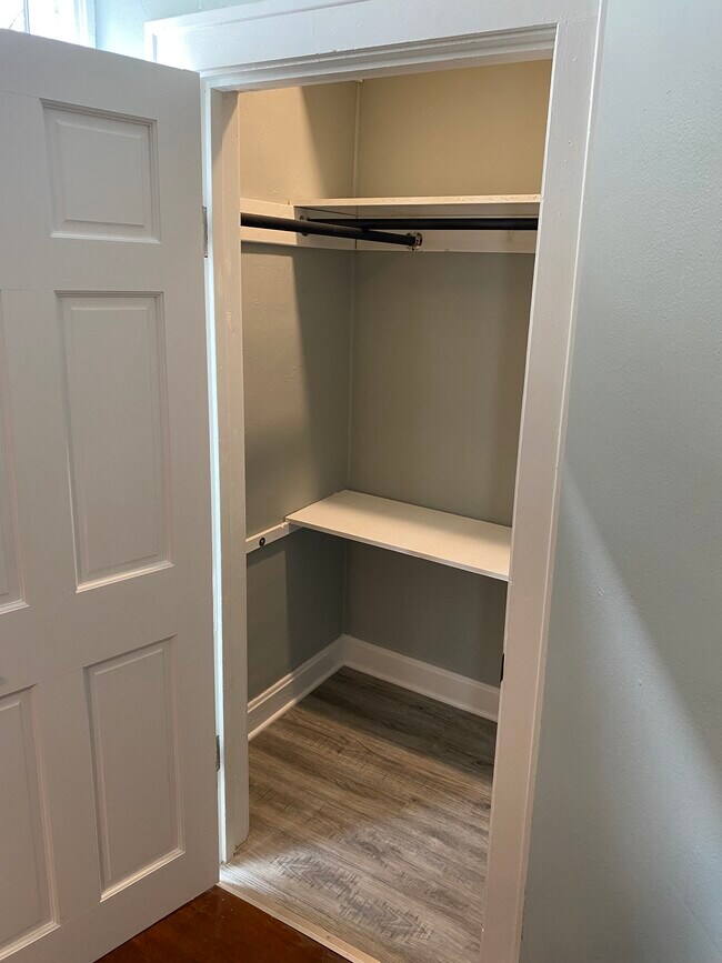 Building Photo - 37 Wyoming St E