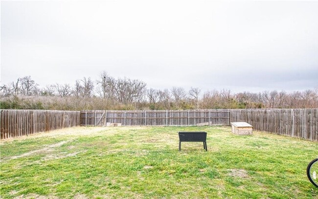 Building Photo - Spacious 4 Bedroom Home