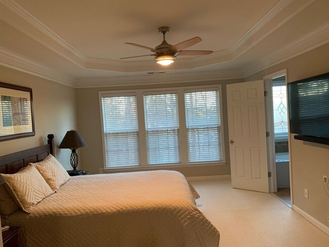 Building Photo - Beautiful Townhome Available in Vinings Overlook!