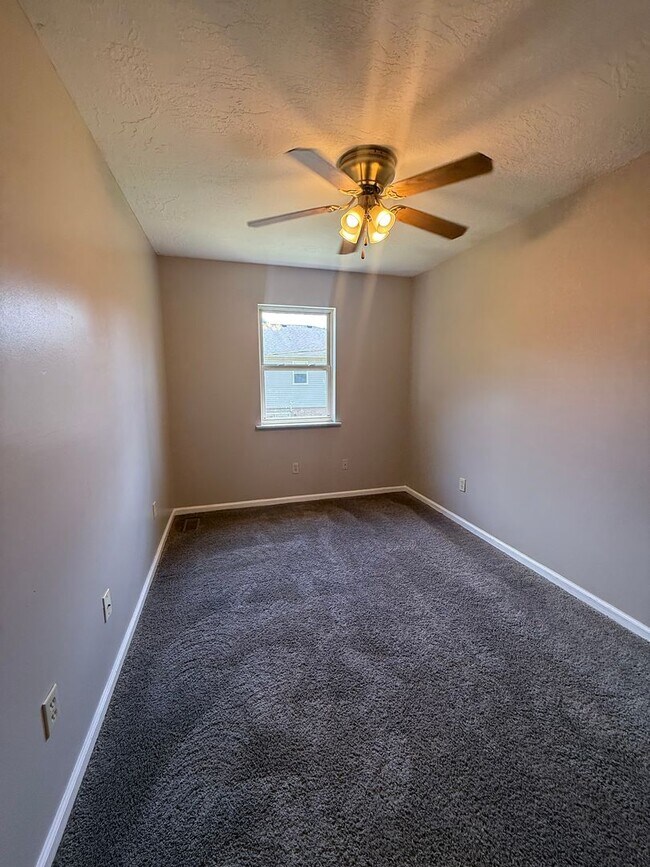 Building Photo - University Place 2- Charming Townhouse Apartment
