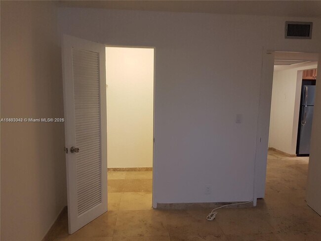 Building Photo - 253 S Cypress Rd