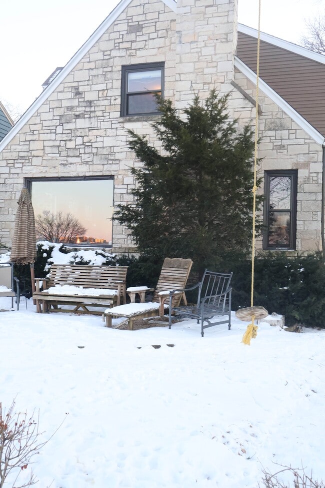 Building Photo - 637 S Shore Dr