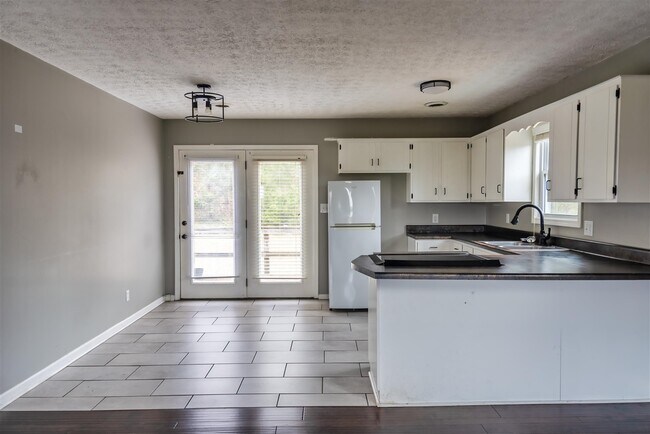 Building Photo - 2426 Lewisburg Rd