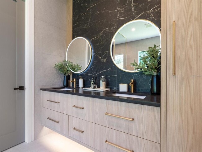 Building Photo - 2467 Hyde Park St