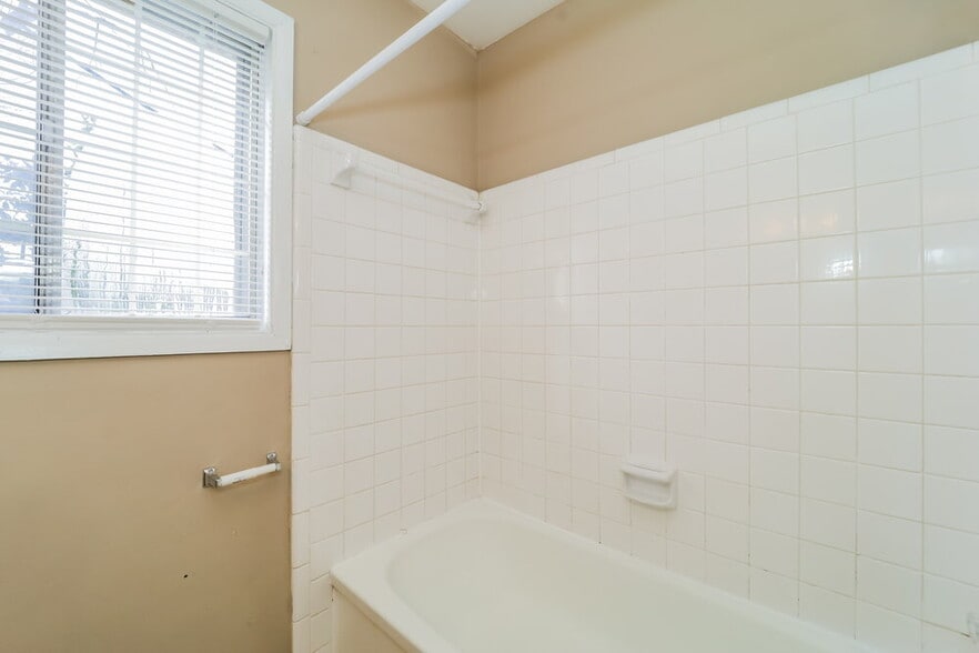 Building Photo - 6237 Continental Cir