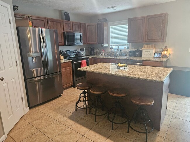 Building Photo - Two-Story Home Located in Lexington Planta...