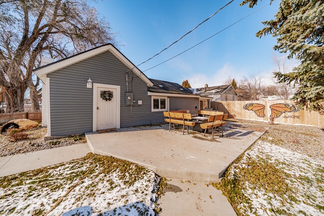 Primary Photo - 454 Iona St