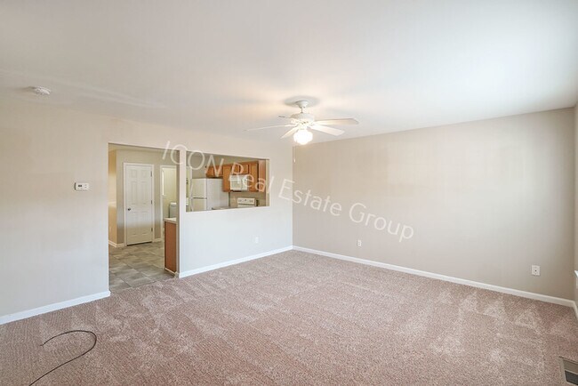 Building Photo - 3/2.5 End unit townhome