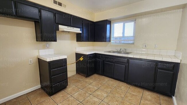 Building Photo - 2 bedroom, 1.5 bathroom townhome located near schools, shopping, restaurants, & Kern Medical Hosp...