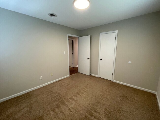 Building Photo - 118 Hollingsworth Dr