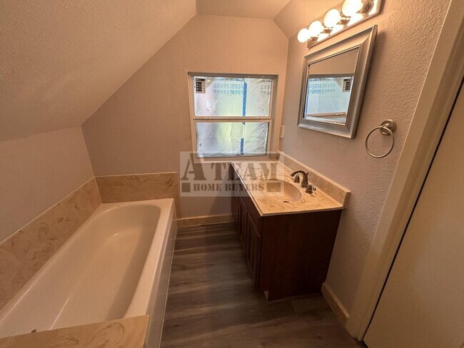 Building Photo - Updated 3 bedroom 2 bathroom