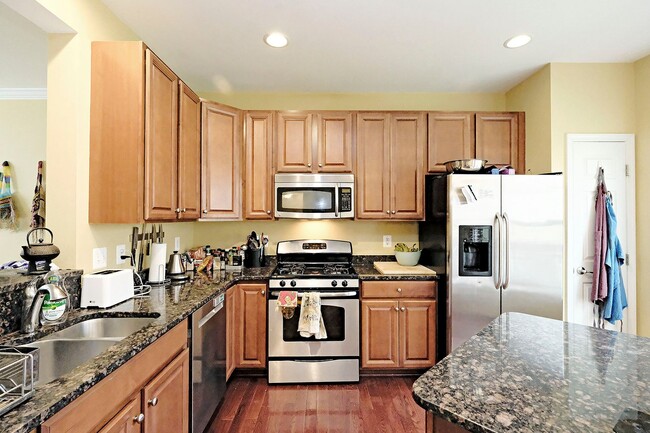 Building Photo - Student + Pet-Friendly Townhome Near UVA & Downtown