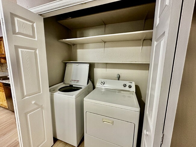 Building Photo - Wonderful duplex in Westminster!