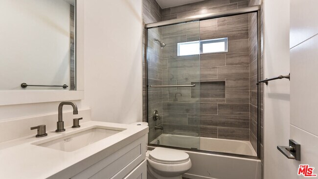 Building Photo - 3946 S Budlong Ave