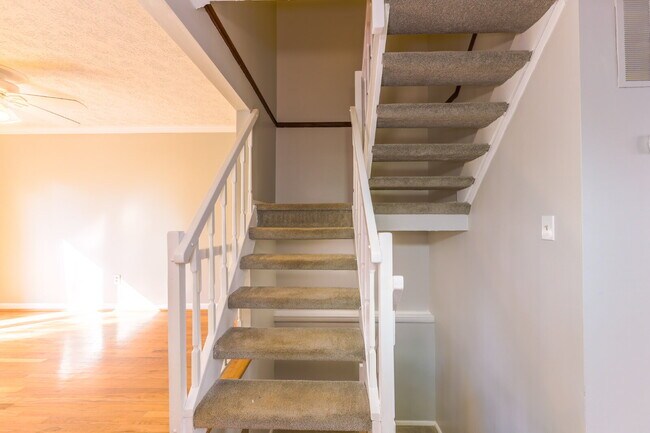 Building Photo - Bright and Spacious Townhome Living Near Reston