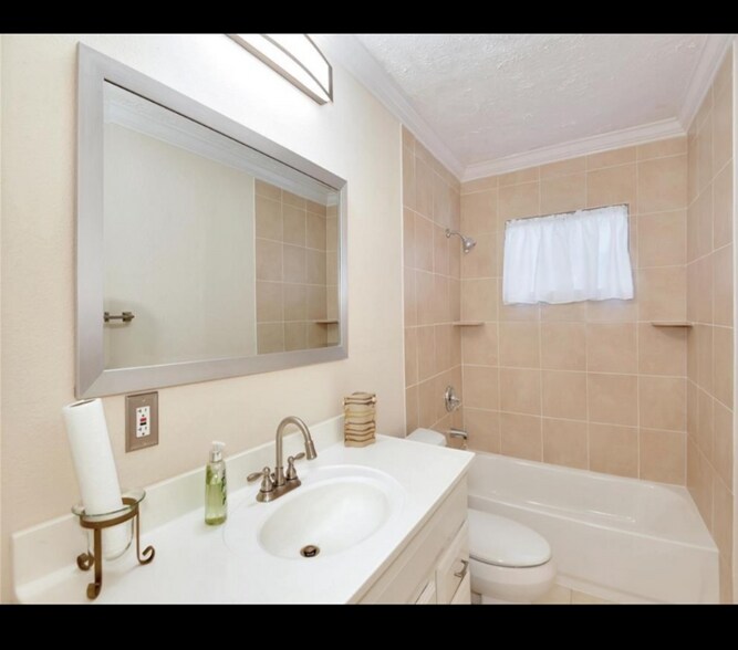 Building Photo - 5005 Holloway Dr