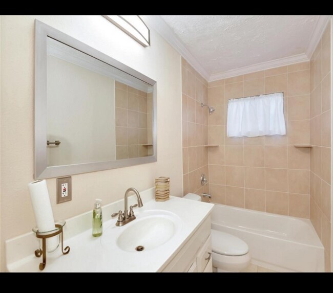 Building Photo - 5005 Holloway Dr