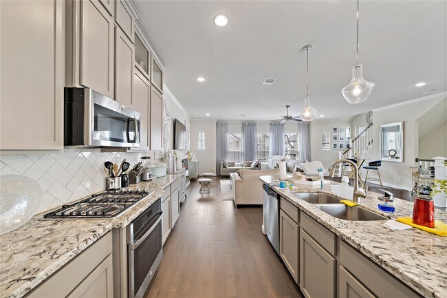 Building Photo - 2009 Royal Landing Dr
