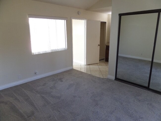 Building Photo - 3 Bedroom-2 Bathroom Single Story Home in ...