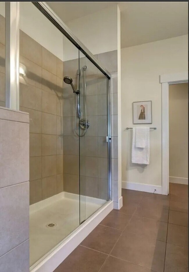 Building Photo - Bright & Spacious Townhome for Rent in a Charming, Tree-Lined Neighborhood