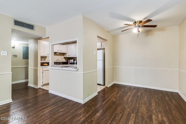 Building Photo - 211 Versailles Blvd