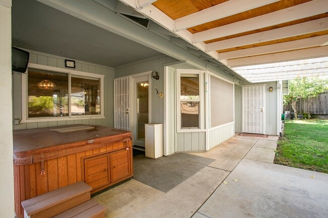 Building Photo - Gorgeous home with a 3 Car Garage!