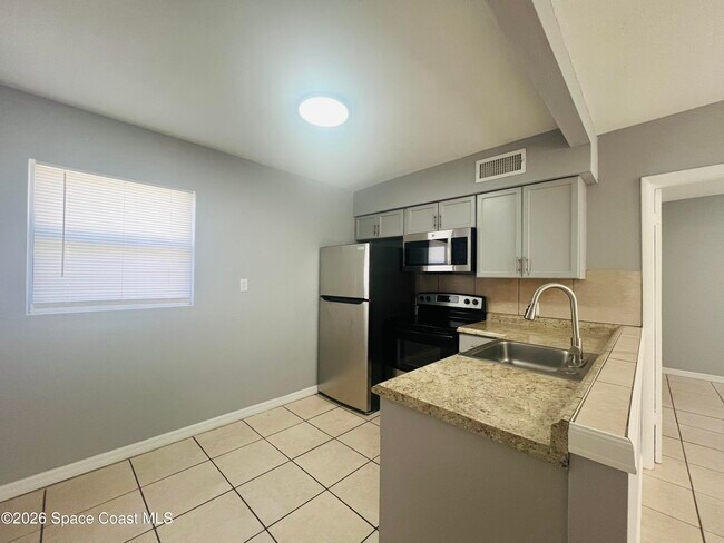 Building Photo - 402 Adams Ave