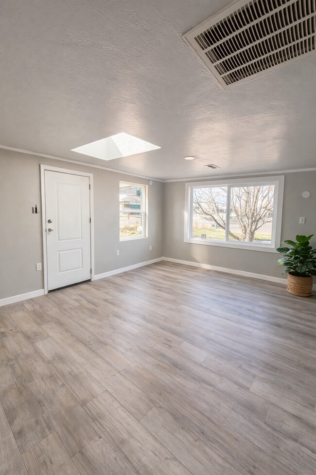 Building Photo - 2045 W 12th St