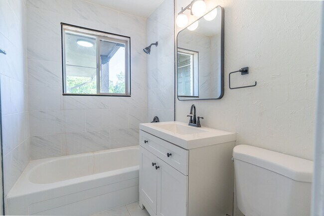 Building Photo - 4-Bed Home Available for Lease & Rent to Own!