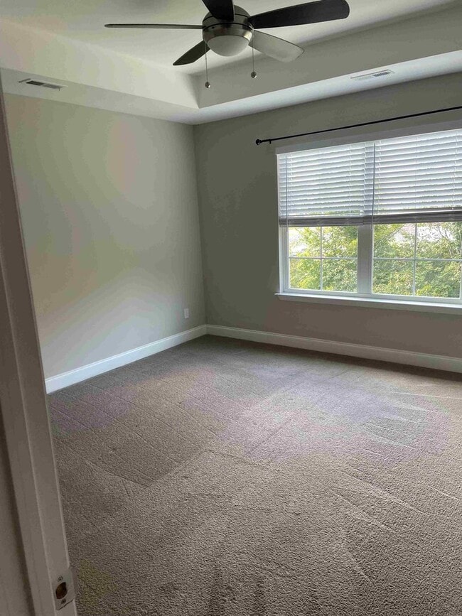 Building Photo - BEAUTIFUL TOWNHOME